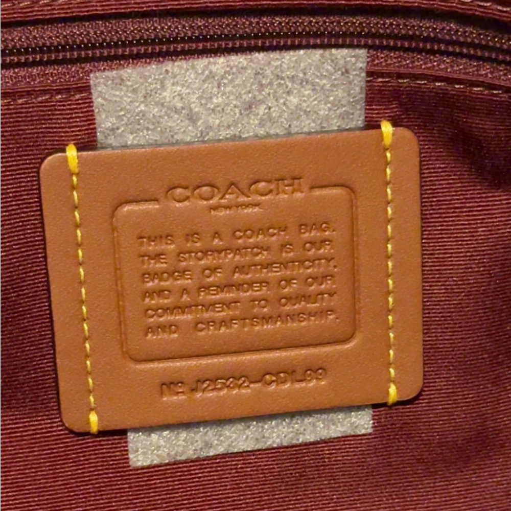 Station Tote Bag in signature leather - Picture 10 of 11
